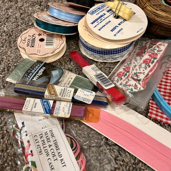 VTG Mixed LOT Craft Sewing Stitching Supplies button ribbons hooks zipper books - Picture 5 of 15